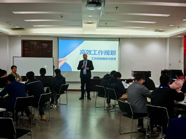 高效工作的核心密码：解锁效益管理的三大关键，告别瞎忙！